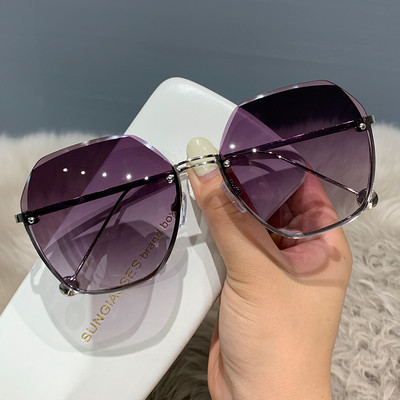 Γυναικεία γυαλιά ηλίου με στρογγυλό σχήμα και μεταλλικά στοιχεία