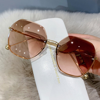 Γυναικεία γυαλιά ηλίου με στρογγυλό σχήμα και μεταλλικά στοιχεία
