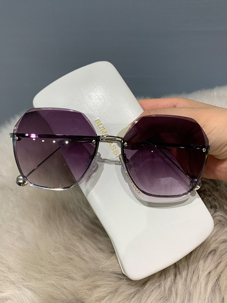 Γυναικεία γυαλιά ηλίου με στρογγυλό σχήμα και μεταλλικά στοιχεία