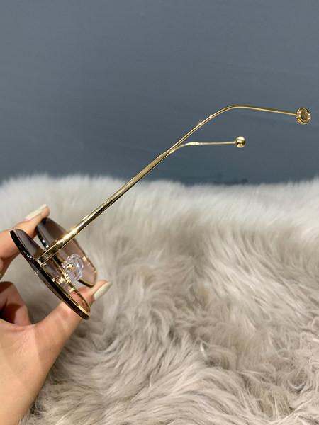 Γυναικεία γυαλιά ηλίου με στρογγυλό σχήμα και μεταλλικά στοιχεία