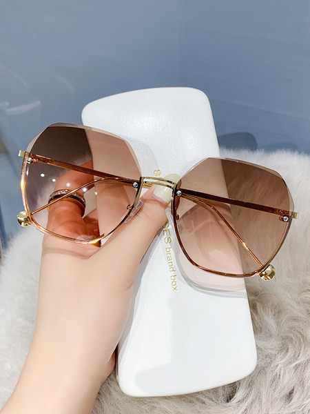 Γυναικεία γυαλιά ηλίου με στρογγυλό σχήμα και μεταλλικά στοιχεία