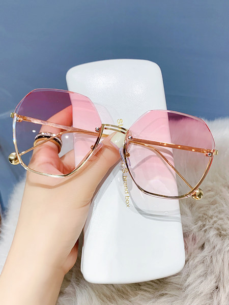 Γυναικεία γυαλιά ηλίου με στρογγυλό σχήμα και μεταλλικά στοιχεία