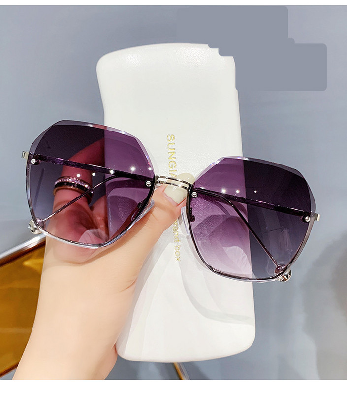 Γυναικεία γυαλιά ηλίου με στρογγυλό σχήμα και μεταλλικά στοιχεία