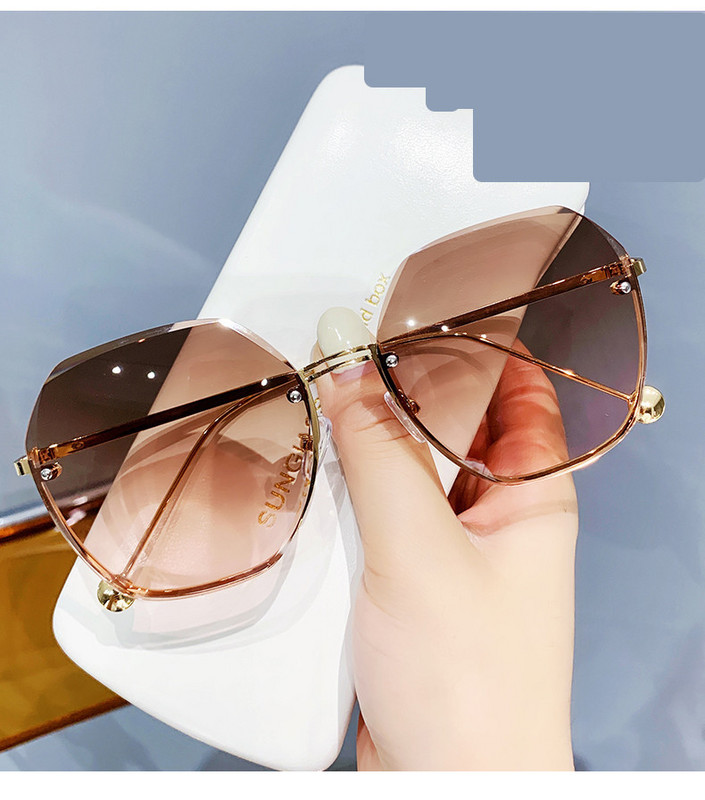 Γυναικεία γυαλιά ηλίου με στρογγυλό σχήμα και μεταλλικά στοιχεία