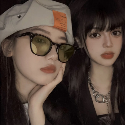 Jauns sieviešu saulesbriļļu modelis ar gaišām un tumšām lēcām