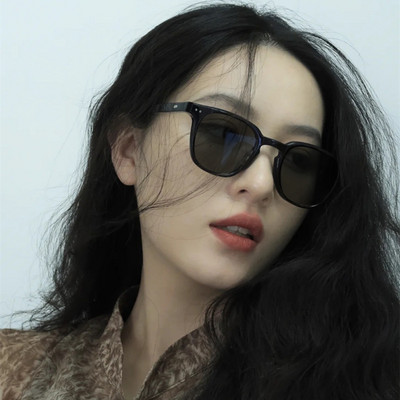 Jauns sieviešu saulesbriļļu modelis ar gaišām un tumšām lēcām