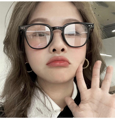 Jauns sieviešu saulesbriļļu modelis ar gaišām un tumšām lēcām