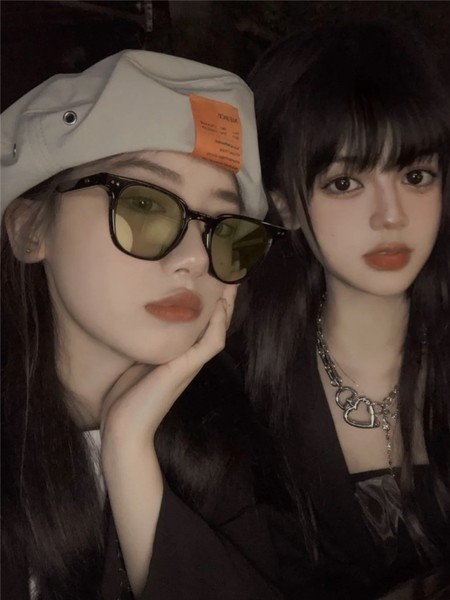 Jauns sieviešu saulesbriļļu modelis ar gaišām un tumšām lēcām