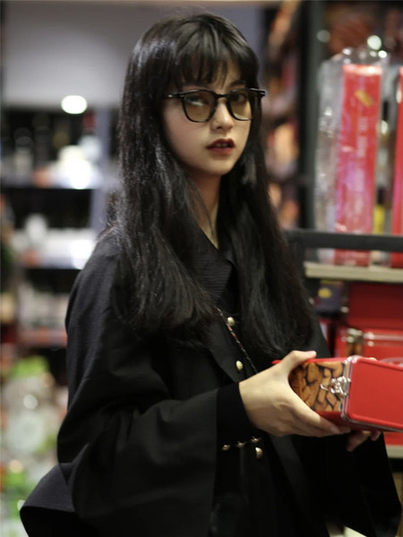 Jauns sieviešu saulesbriļļu modelis ar gaišām un tumšām lēcām