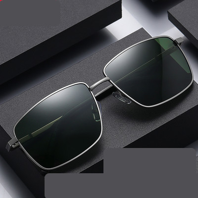 Novi model muških naočala četvrtastog oblika