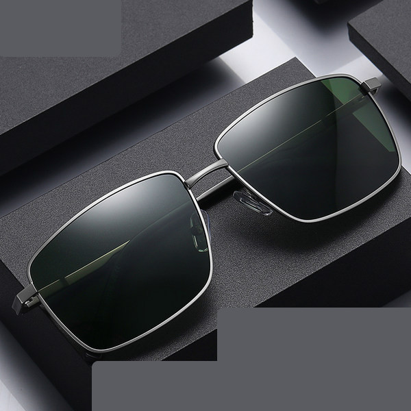 Novi model muških naočala četvrtastog oblika