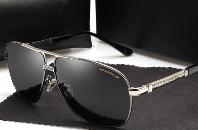 Pašreizējās vīriešu polarizētās nakts redzamības brilles divos modeļos