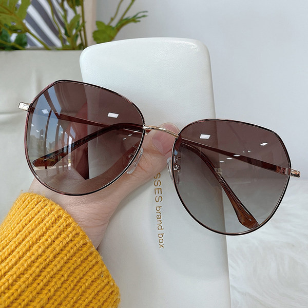 Модерни слънцезащитни очила за жени с тънка метална рамка