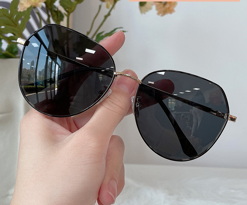 Модерни слънцезащитни очила за жени с тънка метална рамка