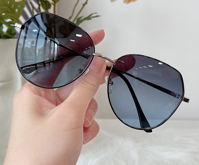 Модерни слънцезащитни очила за жени с тънка метална рамка