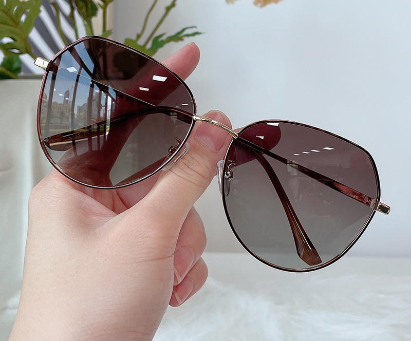 Модерни слънцезащитни очила за жени с тънка метална рамка