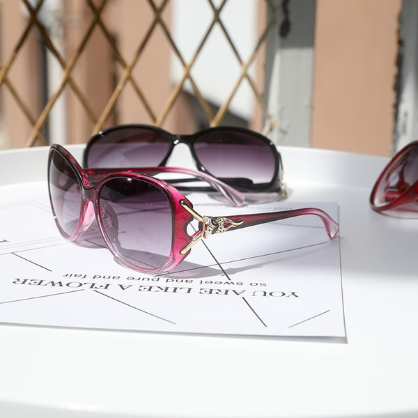 Sieviešu brilles ar platu rāmi un metāla apdari - vairāki modeļi