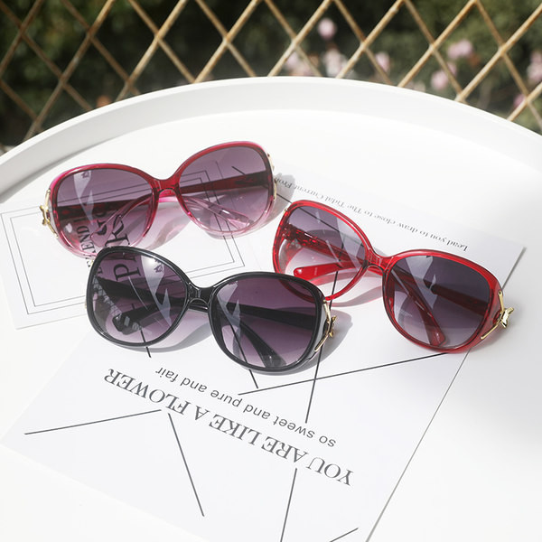 Sieviešu brilles ar platu rāmi un metāla apdari - vairāki modeļi