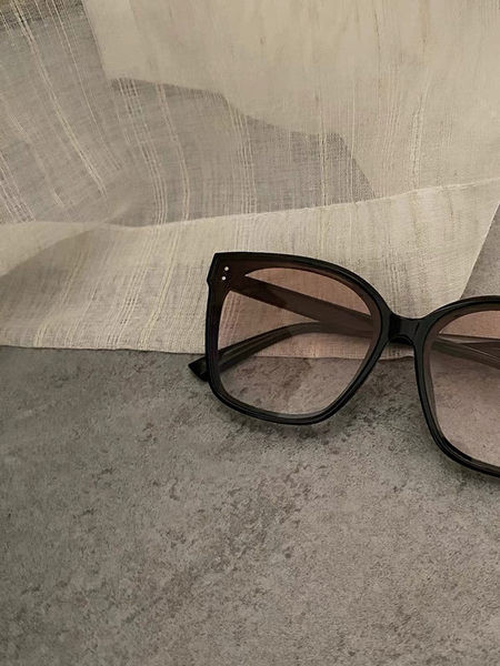 Jauns sieviešu saulesbriļļu modelis ar spilgtām lēcām