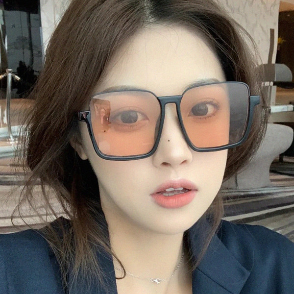 Jauns sieviešu saulesbriļļu modelis ar kvadrātveida lēcām
