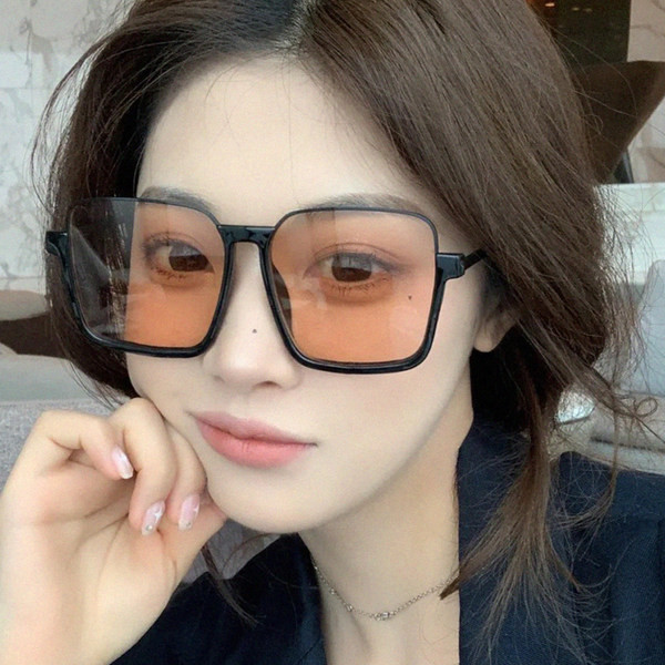 Jauns sieviešu saulesbriļļu modelis ar kvadrātveida lēcām
