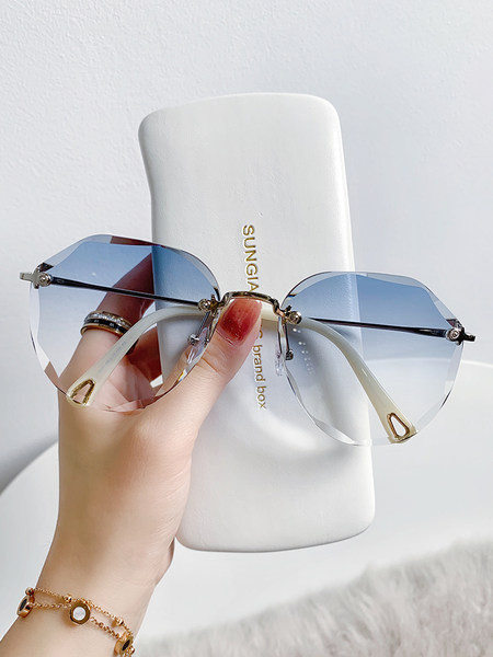 Sieviešu saulesbrilles ar plānu rāmi un krāsainām lēcām