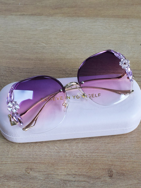 Jauns saulesbriļļu modelis ar akmeņiem