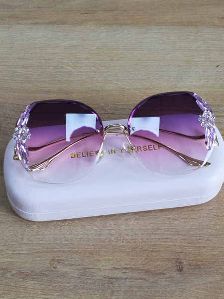 Jauns saulesbriļļu modelis ar akmeņiem