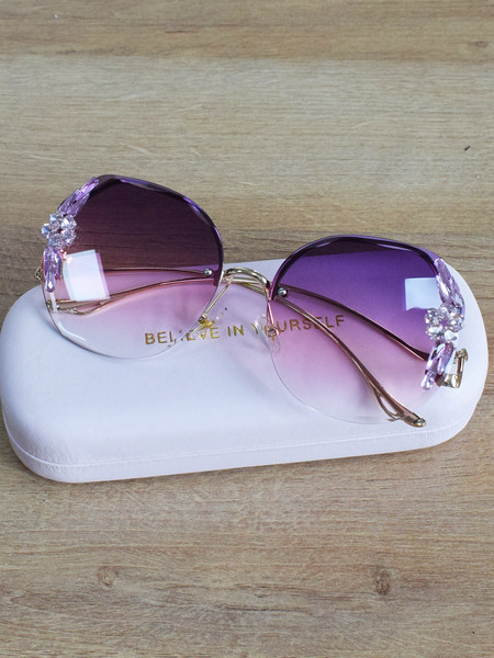 Jauns saulesbriļļu modelis ar akmeņiem