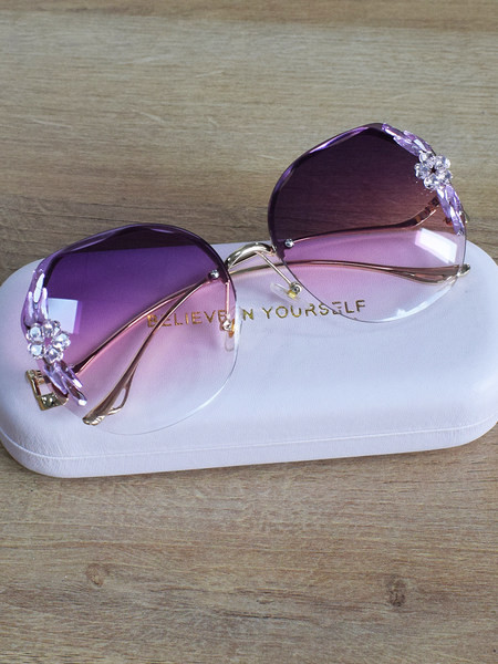 Jauns saulesbriļļu modelis ar akmeņiem