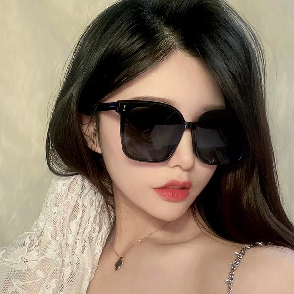 Jauns sieviešu briļļu modelis ar UV aizsardzību