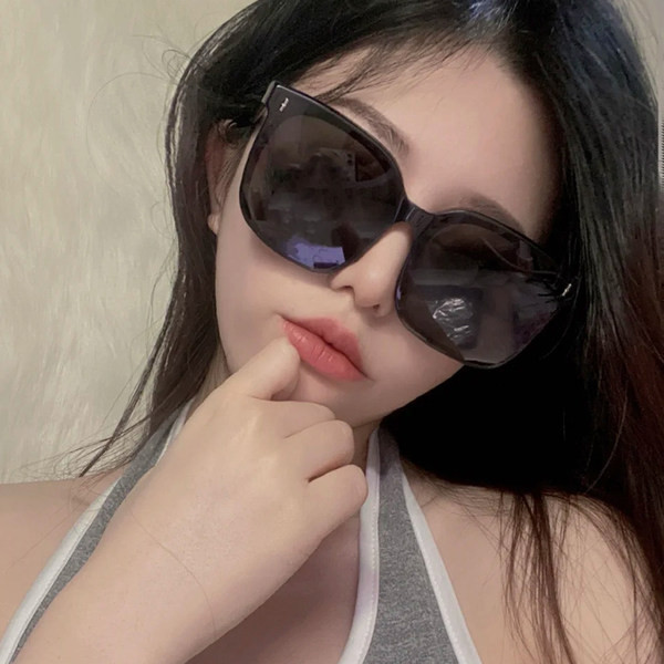 Jauns sieviešu briļļu modelis ar UV aizsardzību