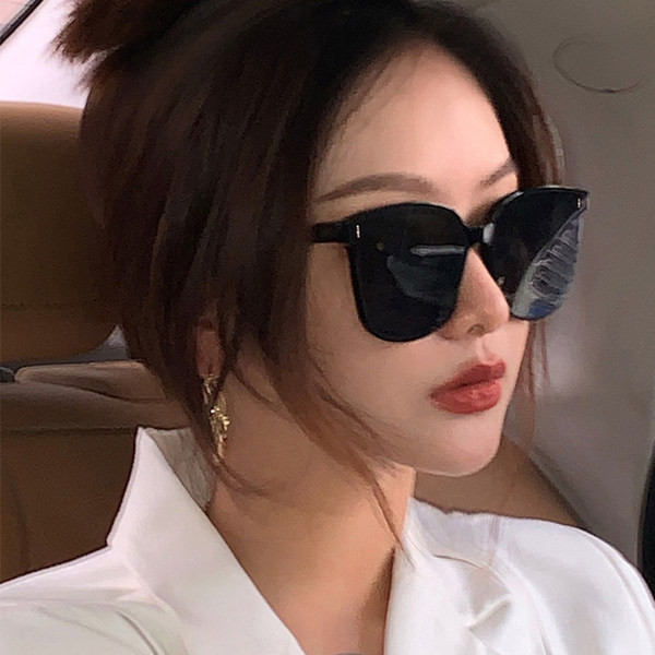 Jauns sieviešu briļļu modelis ar UV aizsardzību