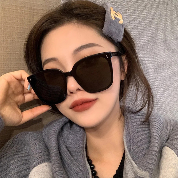 Jauns sieviešu briļļu modelis ar UV aizsardzību