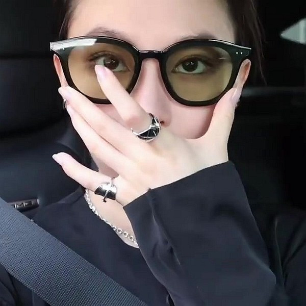 Sieviešu brilles ar platu rāmi četrās krāsās