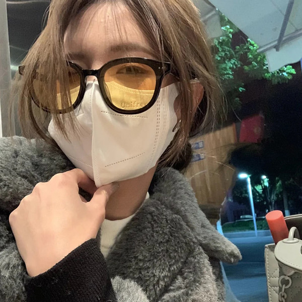 Sieviešu brilles ar platu rāmi četrās krāsās