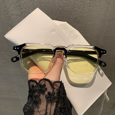 Stilīgas sieviešu brilles retro stilā