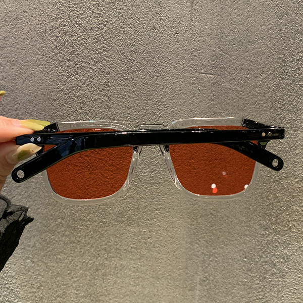 Stilīgas sieviešu brilles retro stilā