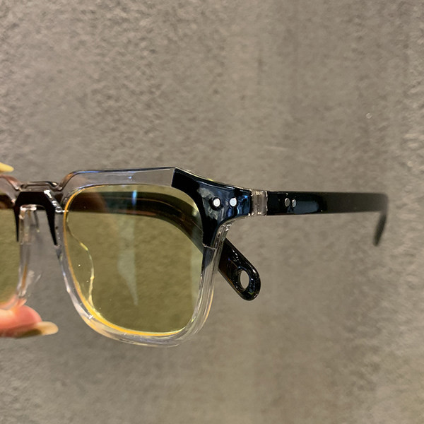 Stilīgas sieviešu brilles retro stilā