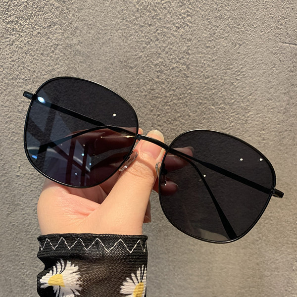 Sieviešu ikdienas brilles apaļā formā ar plānu rāmi