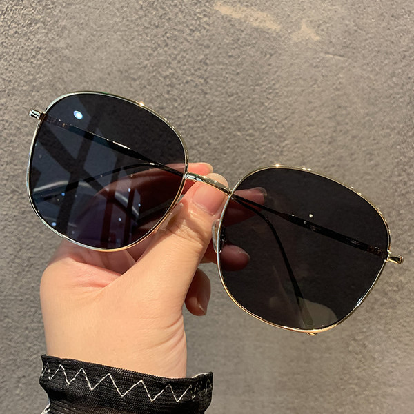 Sieviešu ikdienas brilles apaļā formā ar plānu rāmi