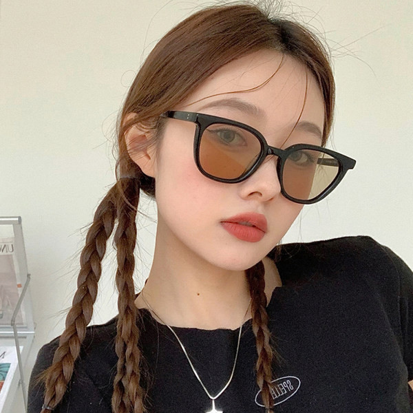 Γυναικεία γυαλιά με φαρδύ πλαίσιο σε διάφορα χρώματα