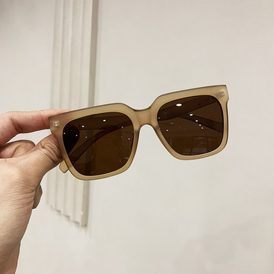 Sieviešu kvadrātveida saulesbrilles