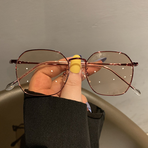 Sieviešu ikdienas saulesbrilles ar plānu rāmi