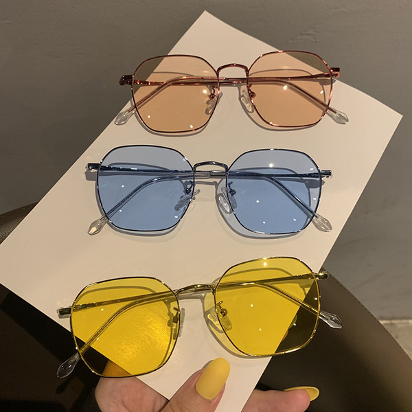 Sieviešu ikdienas saulesbrilles ar plānu rāmi