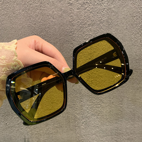 Elegantne ženske četvrtaste sunčane naočale