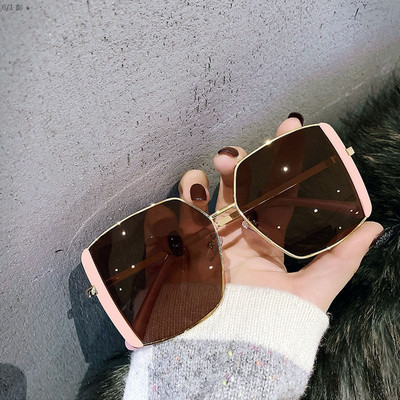 Модерни дамски слънчеви очила с квадратна форма