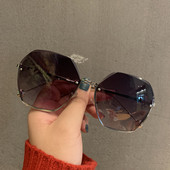 Stilīgas sieviešu brilles ar plānu ietvaru apaļā formā