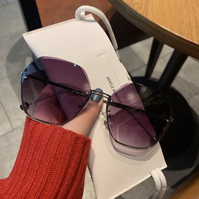 Stilīgas sieviešu brilles ar plānu ietvaru apaļā formā