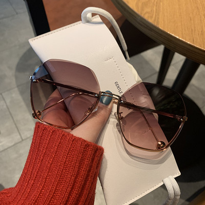 Stilīgas sieviešu brilles ar plānu ietvaru apaļā formā